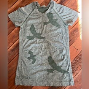 OISELLE, Flyte Short Sleeve, Women’s Athletic Top. Small.